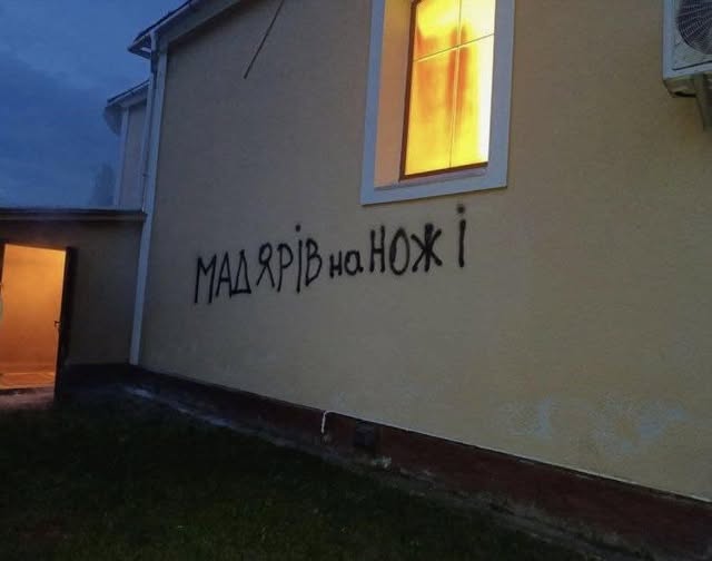 Nenávistný nápis na stene kostola v Palaď-Komarivci. Foto: FB/Orbán Viktor