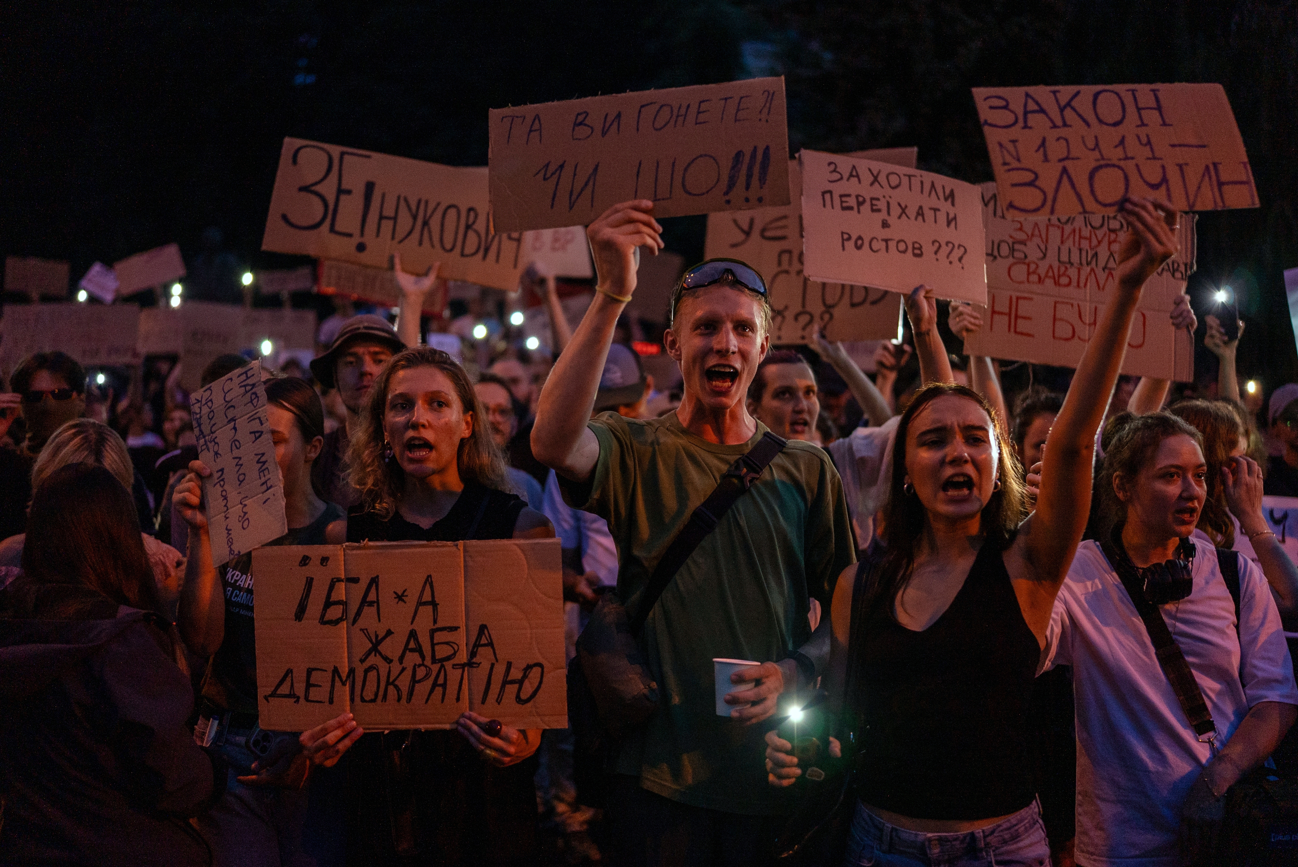 Demonštranti držia transparenty počas protestu proti zákonu obmedzujúcemu autonómiu protikorupčných úradov v Kyjeve v utorok 22. júla 2025. Foto: TASR/AP