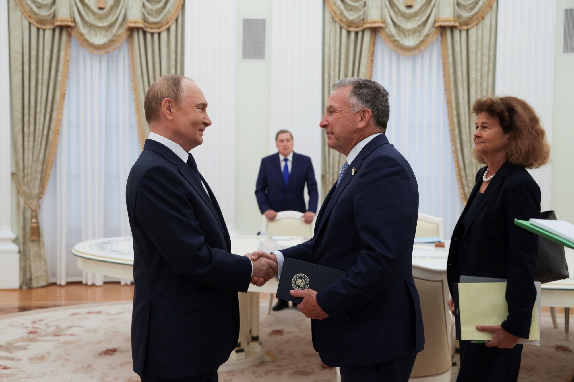 Ruský prezident Vladimir Putin (vľavo) a osobitný vyslanec amerického prezidenta Steve Witkoff si podávajú ruky počas stretnutia v Moskve 6. augusta 2025. Foto: TASR/AP