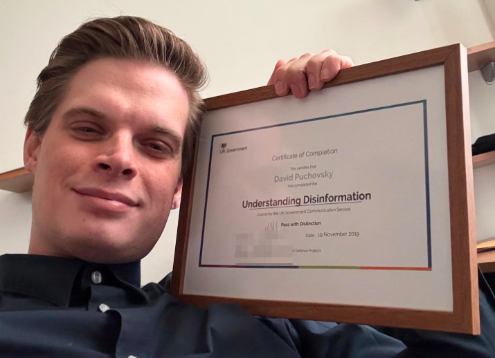 David Púchovský s britským diplomom. Foto: Facebook/David Púchovský
